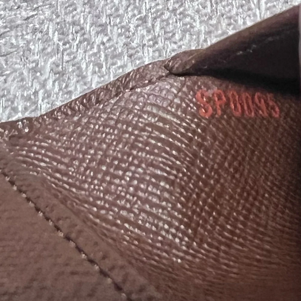 LOUIS VUITTON Damier Elise Wallet